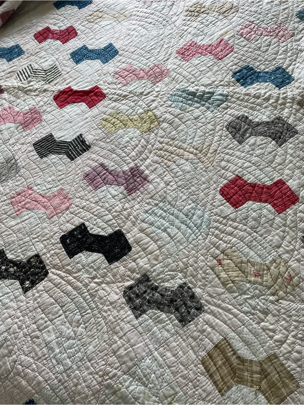 Antique 1930s 40s Bow Tie Quilt Feedsack Patchwork Hand Quilted Cutter Vintage